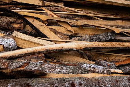 Wooden waste from lumber mills and wood processing plants is suitable for direct combustion.