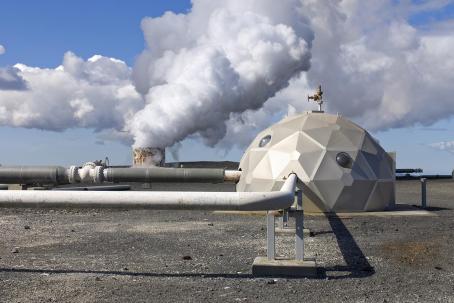 Geothermal wells near the town of Reykjav&iacute;k (Iceland), which reach as deep as 1,600 meters below the surface and, aside from Reykjav&iacute;k, supply the nearby Hellisheidi geothermal power plant.