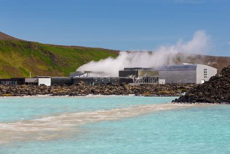 The superfluous, mineral-rich water from the Svartsengi geothermal power plant (Iceland) fills the Blue Lagoon — a popular thermal spa.