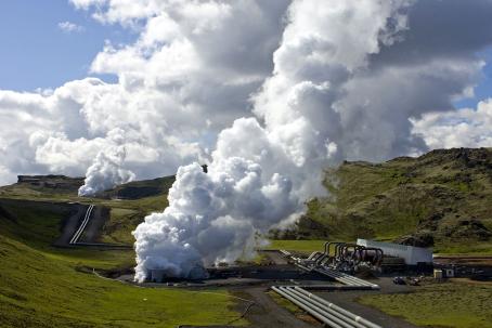 Several wells, over 1,500 meters deep, supply the whole of the Icelandic capital of Reykjav&iacute;k with hot water.