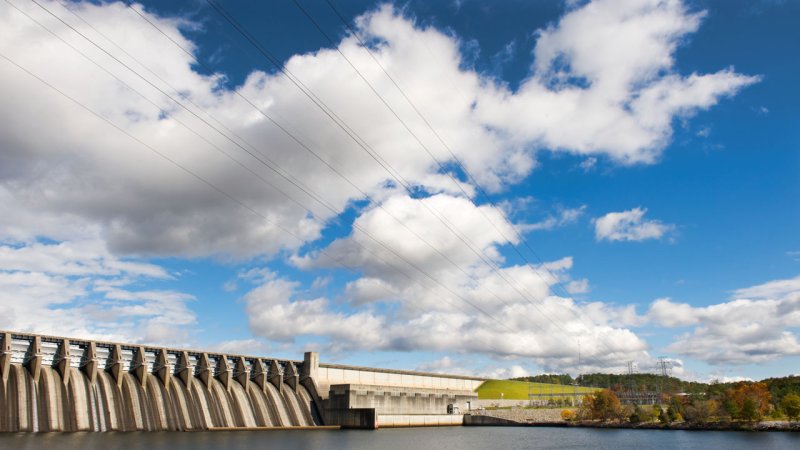 The spillways on the left side of the dam are used to release water from the reservoir in a controlled manner, while on the right side water is fed to the turbines. (Source: © FLIsom / stock.adobe.com)