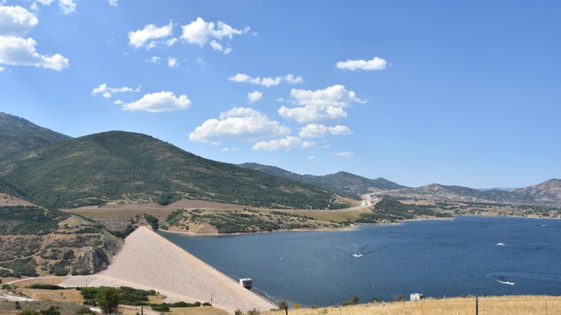The earthfill dam of the Jordanelle Reservoir on the Provo River, Utah, USA. (Source: © Ritu Jethani / stock.adobe.com)
