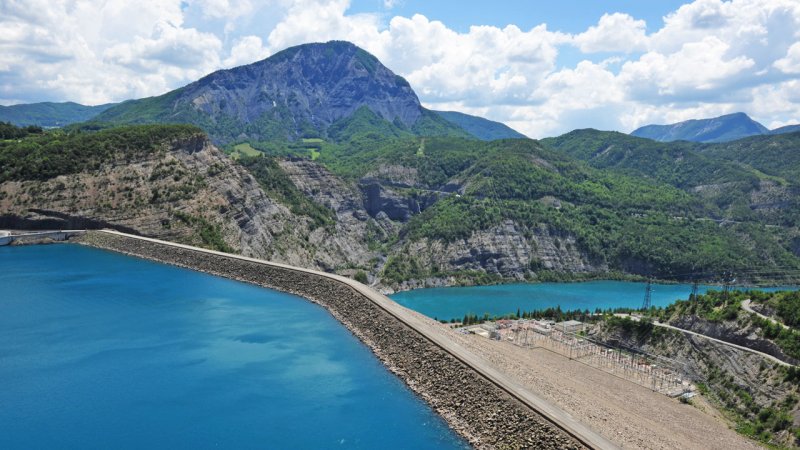 The 123 m high earthfill dam of Serre-Ponçon in the Alps is one of the largest embankment dams in Western Europe (France). (Source: © Pictures news / stock.adobe.com)