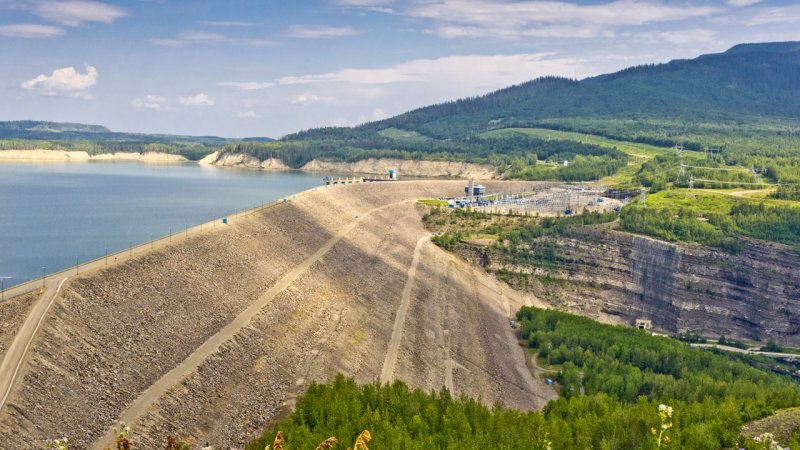 An embankment dam constructed mainly from compacted earth and rock. (Source: © rlesyk / stock.adobe.com)