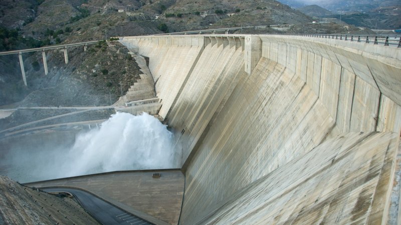 A giant concrete gravity dam. (Source: © tonisalado / stock.adobe.com)