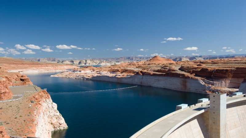 Glen Canyon Dam — this concrete arch dam impounds the Colorado River, forming Lake Powell, one of the largest reservoirs in the US. (Source: © PictureArt / stock.adobe.com)