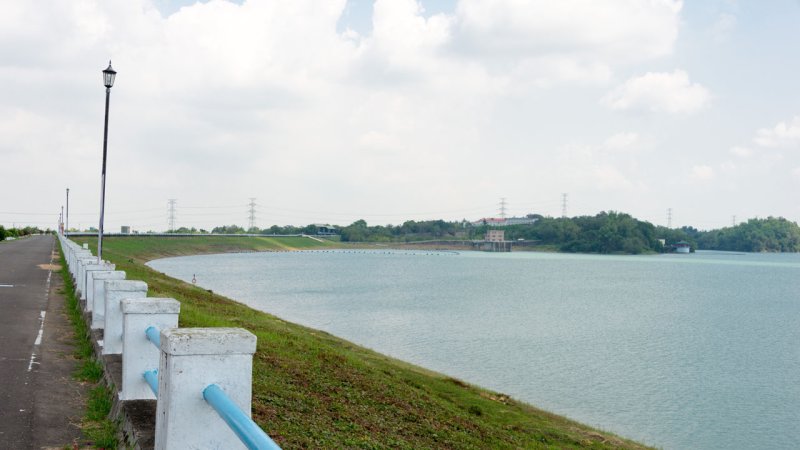 The crest and upstream face of an earthfill dam. (Source: © beibaoke / stock.adobe.com)
