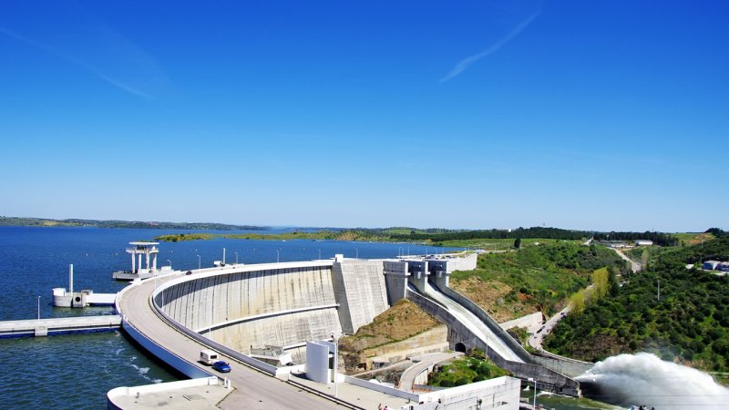 An overall view of the Katse Dam and hydroelectric power plant in Lesotho. (Source: © inacio pires / stock.adobe.com)