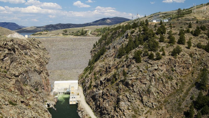 A hydroelectric power plant with a rockfill dam, built on the Gunnison River, Colorado, USA. (Source: © Jim / stock.adobe.com)