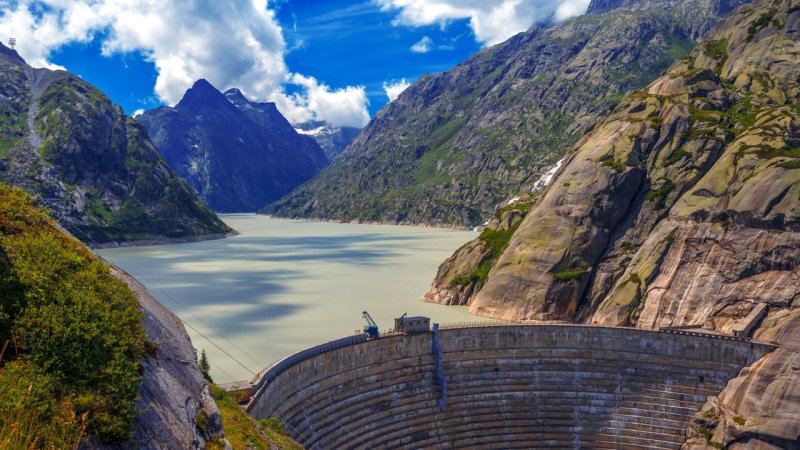The Spitallamm concrete arch-gravity dam on the Grimselsee reservoir in the Swiss Alps, at an elevation of about 1,900 m above sea level. (Source: © ivan kmit / stock.adobe.com)
