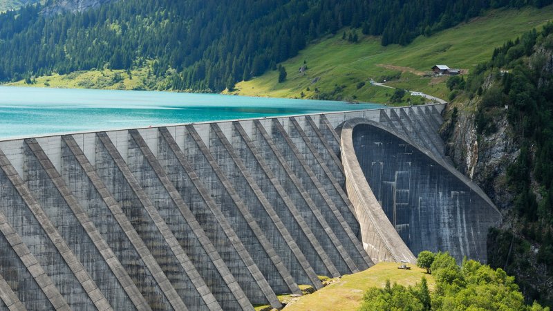 Roselend Dam in the Graian Alps, France. The massive concrete dam combines an arch section with buttress-supported sections and is about 150 m high. Its construction lasted from 1955 to 1962. (Source: © beatrice prève / stock.adobe.com)