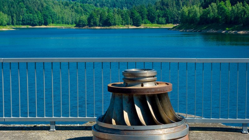 A historic Francis turbine runner from the Vír hydroelectric power plant in the Czech Republic, now displayed at the dam. (Source: © zbynek / stock.adobe.com)