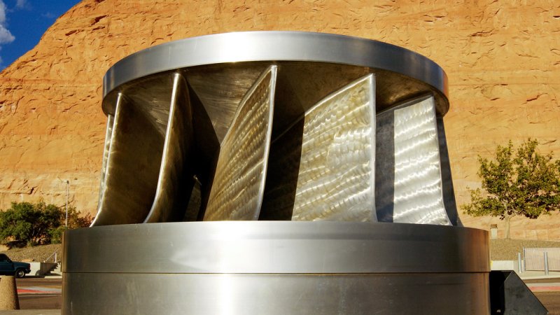 A Francis turbine runner on display at Glen Canyon Dam in Arizona, USA. (Source: © Jim / stock.adobe.com)