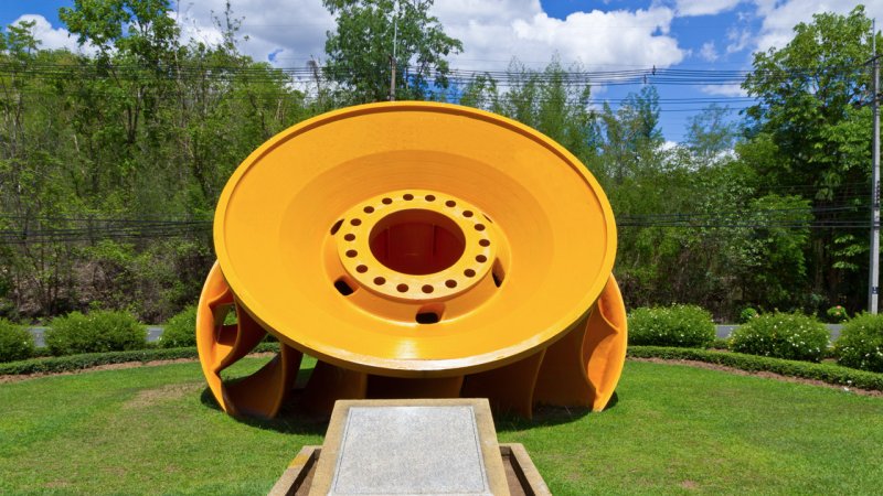 Runner of a vertical Francis turbine with its characteristic curved fixed blades. (Source: © thuntphoto / stock.adobe.com)