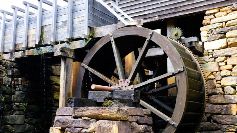 An overshot water wheel with an unusual flume outlet. (Source: © Samuel / stock.adobe.com)