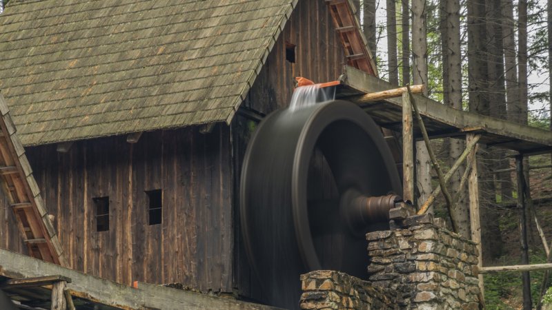 A rotating overshot water wheel on outdoor display at a museum. (Source: © luzkovyvagon.cz / stock.adobe.com)