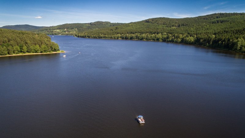 Dam reservoirs can be used for recreation and transport. (Source: © Marek / stock.adobe.com)