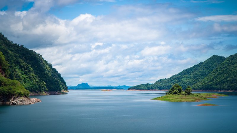 A dam reservoir in Kanchanaburi Province, Thailand. (Source: © kumpolstock / stock.adobe.com)