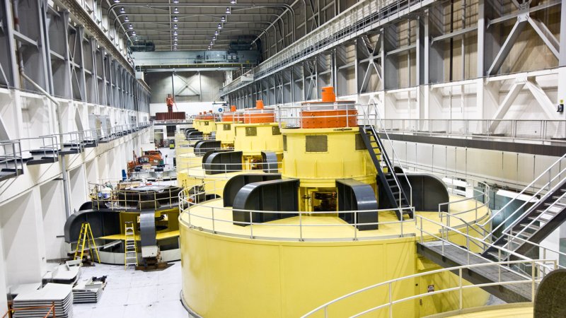 Generator room of the Glen Canyon hydroelectric power plant in Arizona, USA. (Source: © travelview / stock.adobe.com)
