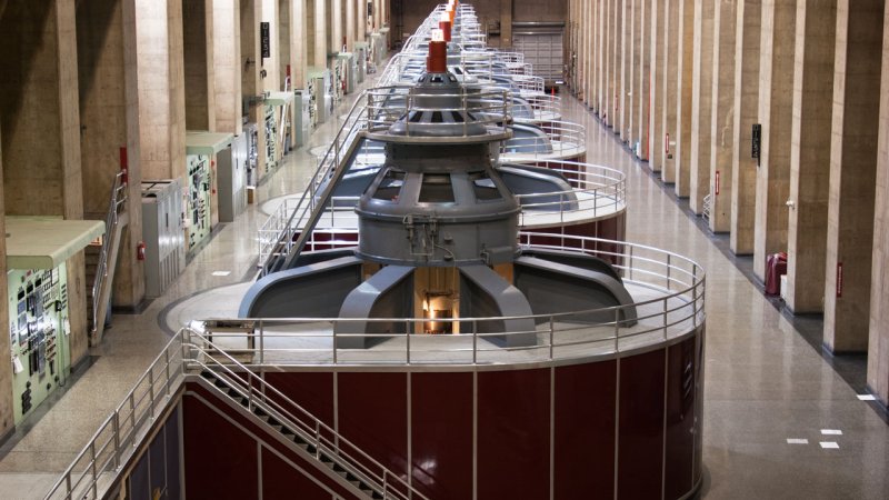 Generators in the Hoover Dam Powerplant on the border between Arizona and Nevada, USA. (Source: © James / stock.adobe.com)
