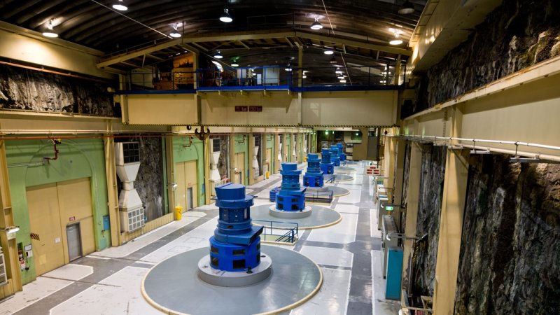 An underground powerhouse with a row of hydroelectric generators in New Zealand. (Source: © 3532studio / stock.adobe.com)