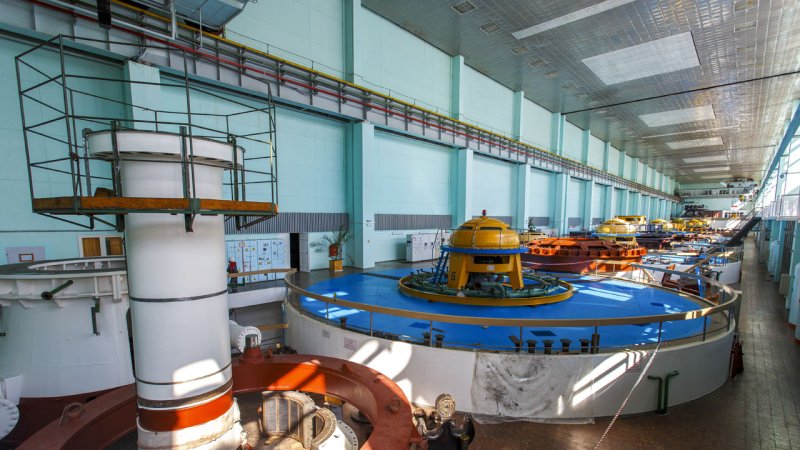 Generators in the powerhouse of the Zeya hydroelectric power plant in Russia. (Source: © alexhitrov / stock.adobe.com)