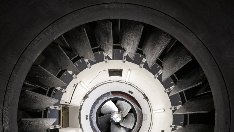 Top view of an open Kaplan turbine with the shaft removed, showing the runner and surrounding guide vanes. (Source: © A2LE / stock.adobe.com)