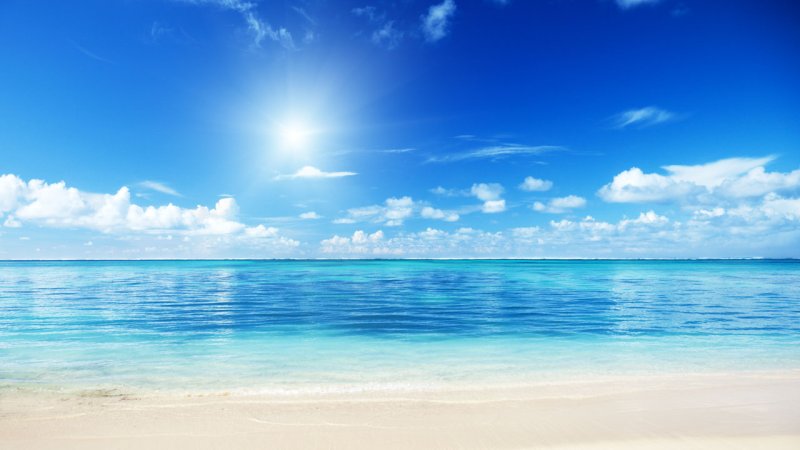 In tropical regions, solar radiation keeps the surface layers of the ocean warm throughout the year. (Source: © Iakov Kalinin / stock.adobe.com)