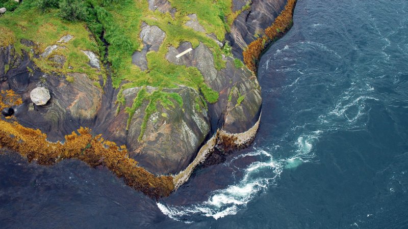 A strong tidal current in the Saltstraumen strait in Norway. Water flowing through the approximately 150&nbsp;m wide channel can reach speeds of nearly 40&nbsp;km/h. (Source: © svolver / stock.adobe.com)