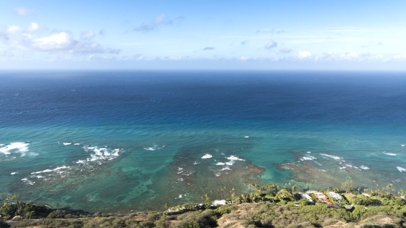 Warm surface waters in tropical regions are particularly suitable for OTEC systems. (Source: © Gary / stock.adobe.com)