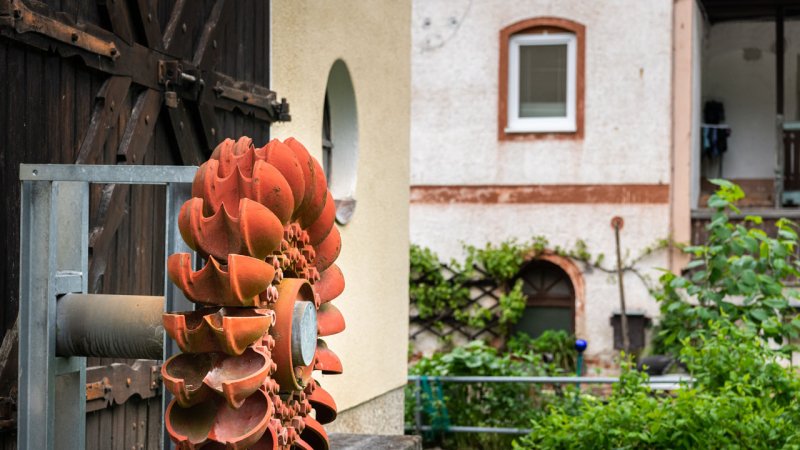 An old Pelton turbine runner on outdoor display. (Source: © Stefan / stock.adobe.com)