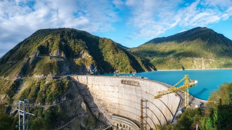 The Inguri Dam on the Inguri River in Georgia is 271.5 m high and is one of the tallest arch dams in the world. (Source: © bortnikau / stock.adobe.com)