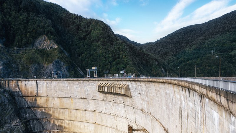The concrete arch dam of the Inguri hydroelectric power plant is 271.5 m high. (Source: © bortnikau / stock.adobe.com)