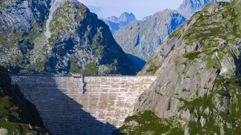 The 285 m high Grande Dixence Dam in the Swiss Alps is the tallest gravity dam in the world. Its reservoir collects water largely from melting glaciers. (Source: © Silvia / stock.adobe.com)