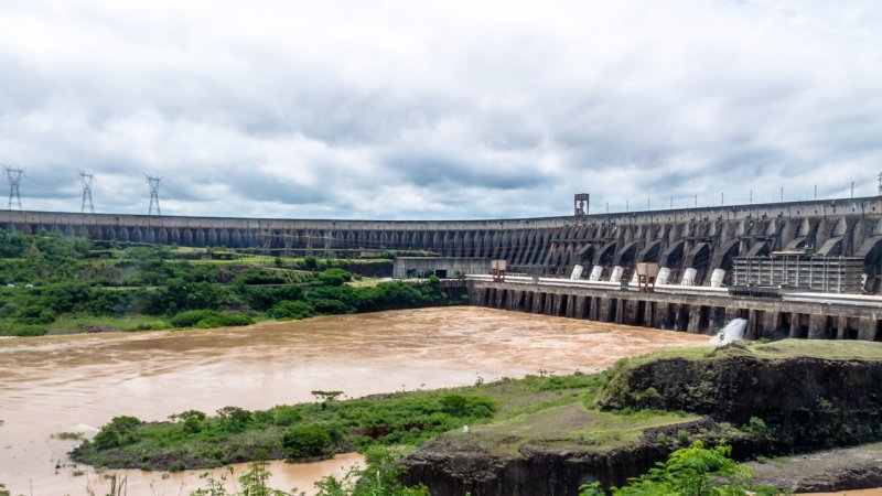 Twenty generators are installed at the Itaipú hydroelectric power plant on the Paraná River, on the border between Brazil and Paraguay. Together they have an installed capacity of 14,000&nbsp;MW. (Source: © diegograndi / stock.adobe.com)