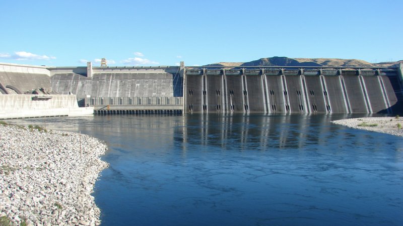 On the left side of Grand Coulee Dam are the powerhouses of the hydroelectric power plant, while the spillway can be seen on the right. It allows excess water to be safely released from the reservoir. (Source: © jdoms / stock.adobe.com)