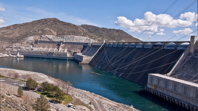 The Grand Coulee Dam on the Columbia River in the state of Washington, USA. With its installed capacity of 6,809&nbsp;MW, it is one of the most powerful hydroelectric power plants in the world. (Source: © Valerie Garner / stock.adobe.com)