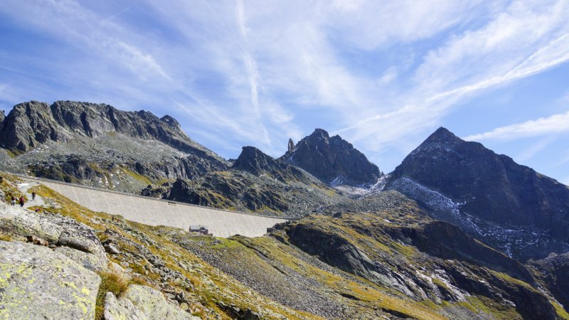The high-mountain landscape of the Reißeck Alps in Austria, with a dam in the background. (Source: © CHROMORANGE / stock.adobe.com)
