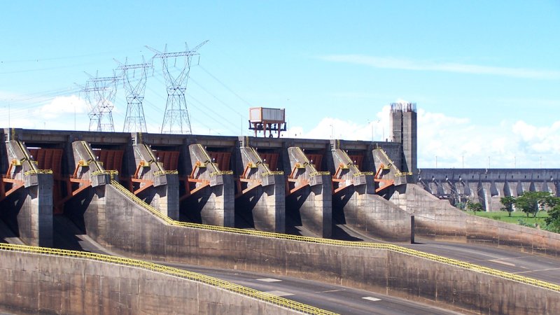 Spillways fitted with tainter gates for controlled release of water from the reservoir at the Itaipú hydroelectric power plant, Brazil and Paraguay. (Source: © Grigory Kubatyan / stock.adobe.com)
