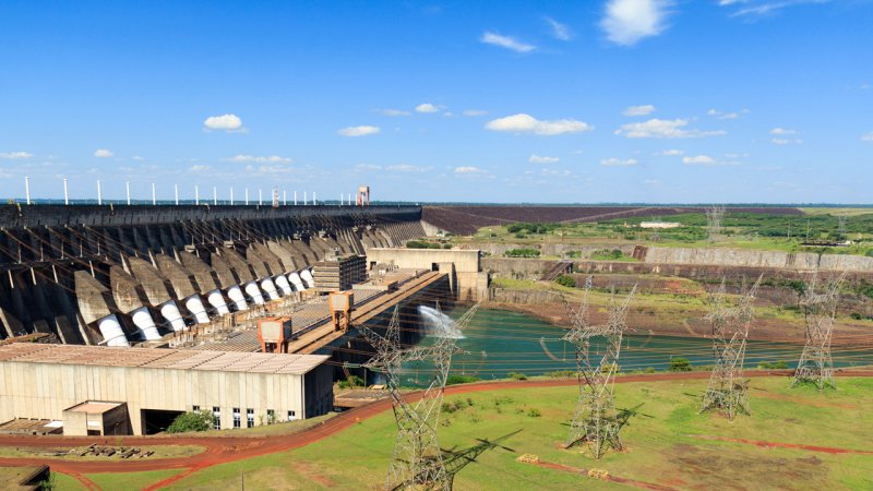 Penstocks of the Itaipú hydroelectric power plant (Brazil and Paraguay). The dam is 7.9&nbsp;km long. (Source: © jantima / stock.adobe.com)