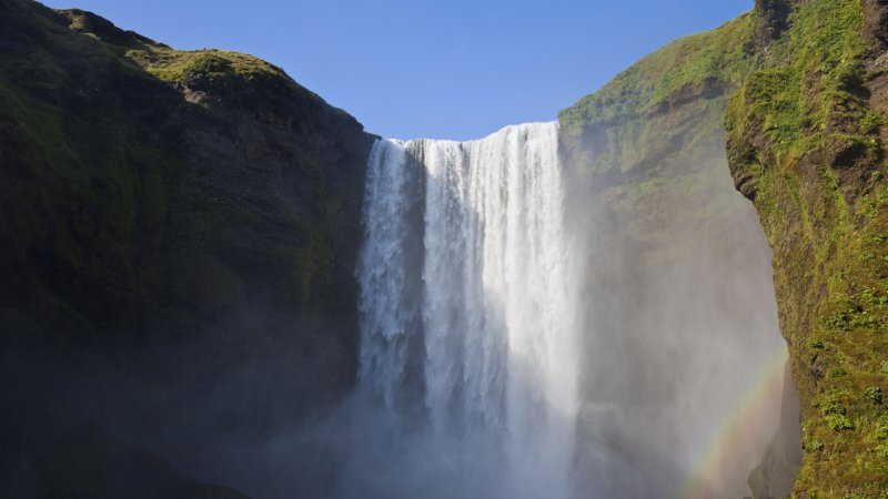 The Skogafoss waterfall, Iceland. Gravitation causes the water to drop, whereby a part of its potential energy turns into kinetic energy. (Source: © Darren Baker / stock.adobe.com)