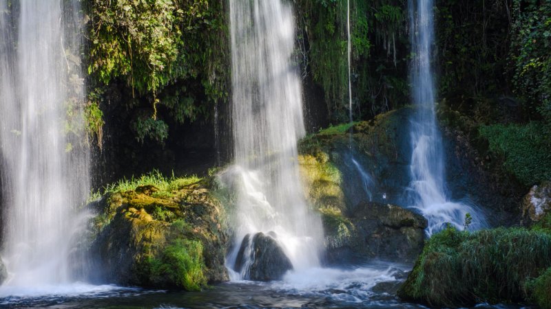 Precipitation water falls and flows into valleys. (Source: © stockyme / stock.adobe.com)