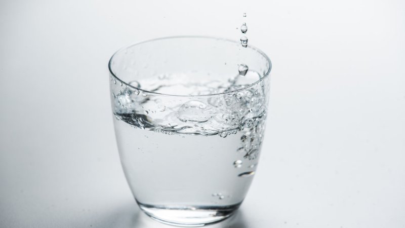 At normal temperature and pressure, water is a colourless, clear and odourless liquid. (Source: © alipko / stock.adobe.com)