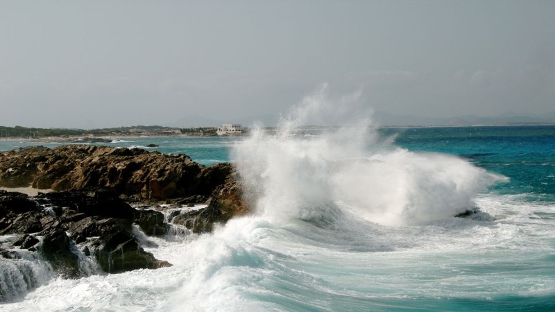 Sea waves breaking over coastal reefs. (Source: © KALISTE A / stock.adobe.com)