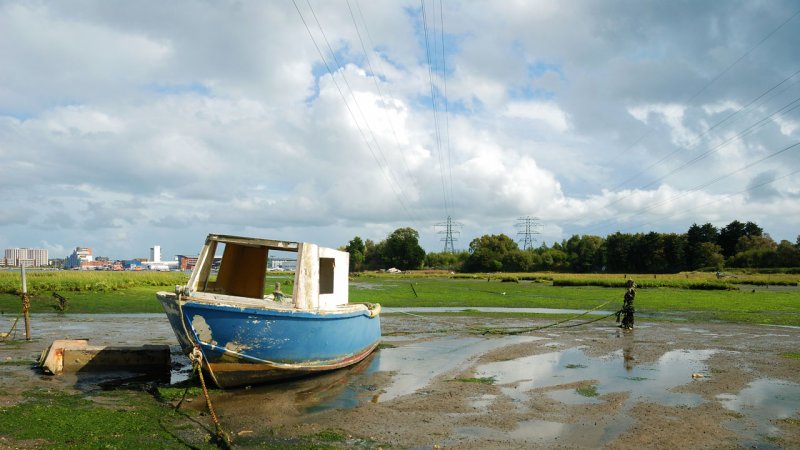 An old moored boat at low tide in Poole Harbour, Dorset, England. (Source: © Becky Stares / stock.adobe.com)