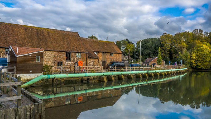 Eling Tide Mill in England is driven by water impounded in a millpond at high tide. During the ebb tide, the stored water flows through the water wheel back towards the sea. (Source: © Nicola / stock.adobe.com)