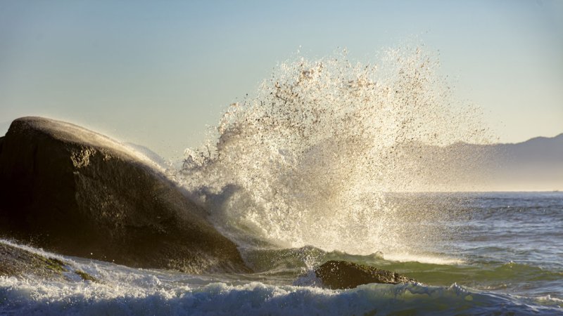 Large ocean waves breaking against a rocky coast. (Source: © red Pinheiro / stock.adobe.com)