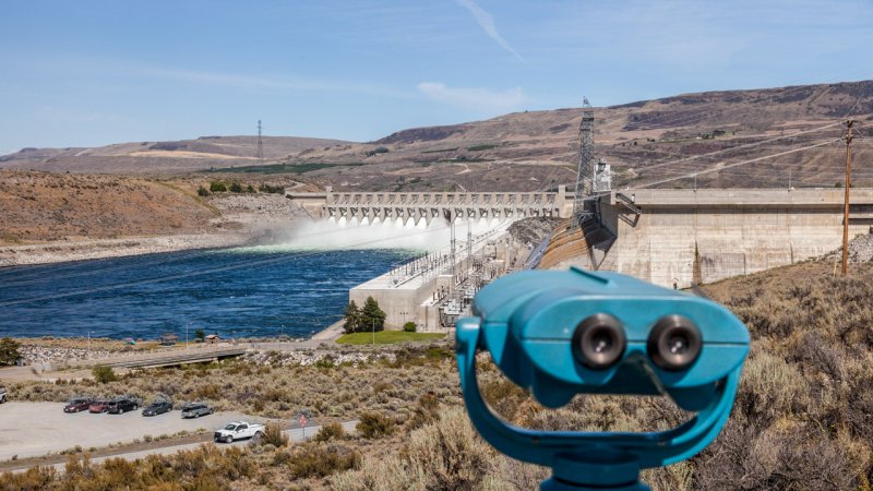 Chief Joseph Dam on the Columbia River, USA, is a run-of-river hydroelectric development located downstream of Grand Coulee Dam. Excess water passes through the spillways. (Source: © Leslie C Saber / stock.adobe.com)
