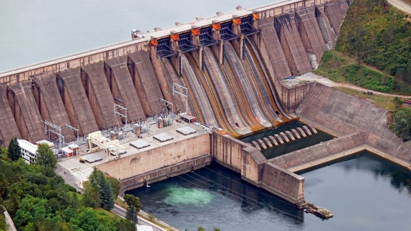 A buttress dam with its spillways and the powerhouse on the Drina River, Serbia. (Source: © goce risteski / stock.adobe.com)