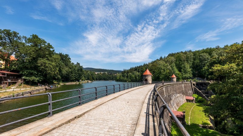 The stone dam of the Harcov reservoir (Czech Republic) with a small hydroelectric power plant utilising an 11&nbsp;kW cross-flow turbine. (Source: © Jiri Castka / stock.adobe.com)